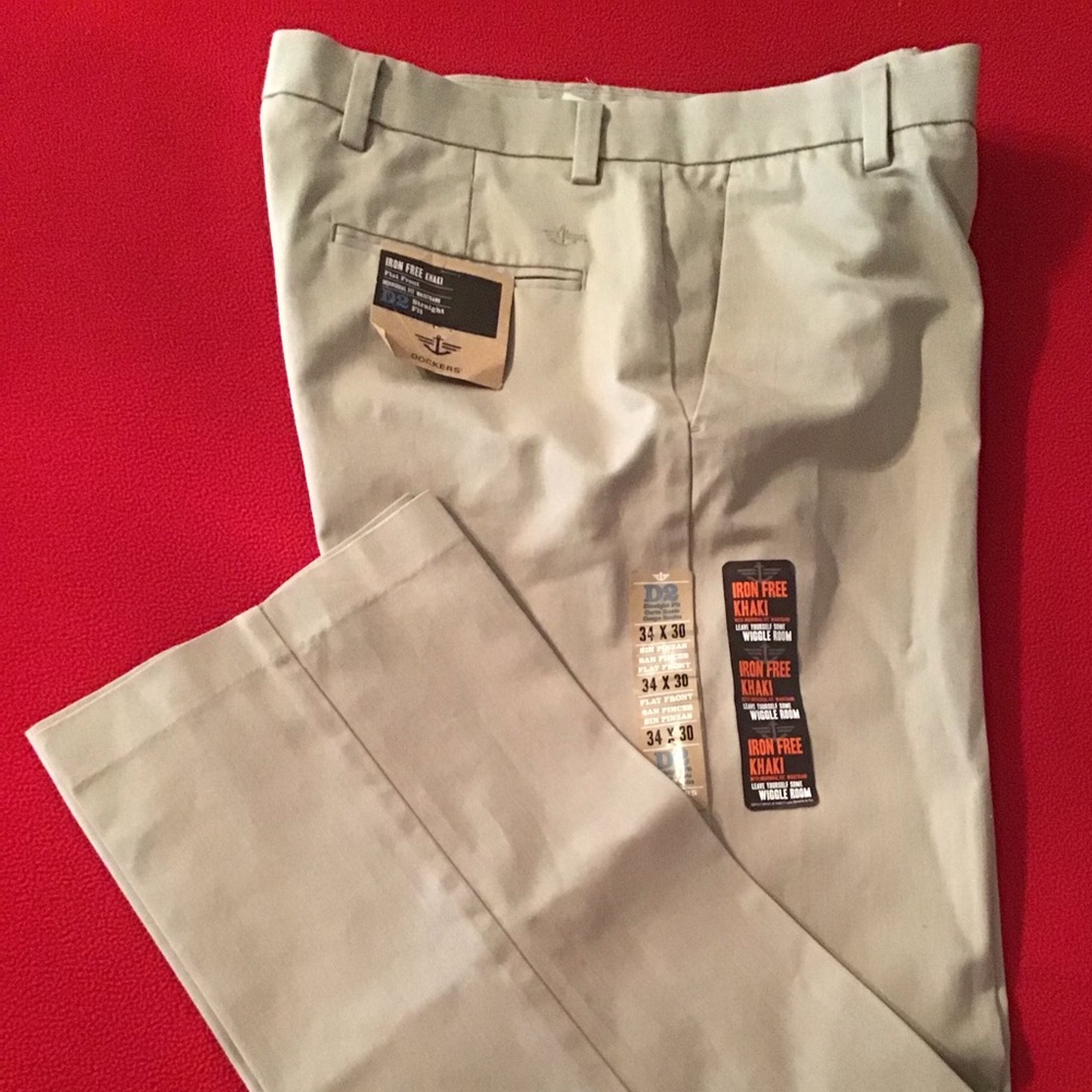 NWT men’s Dockers D2 khakis.